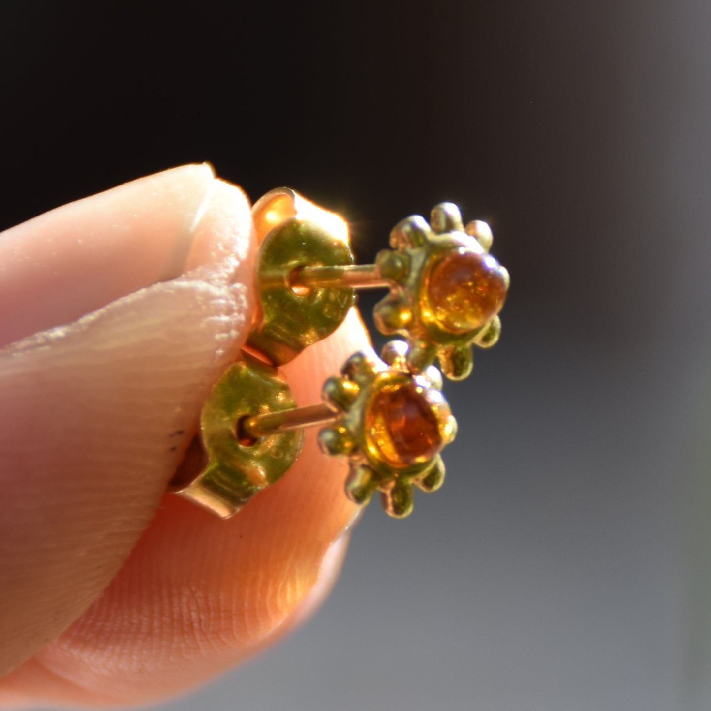 Delicati orecchini con il sole in Ambra naturale color cognac e Argento 925 placcato in Oro 18k, MJ Baltica, BZK125