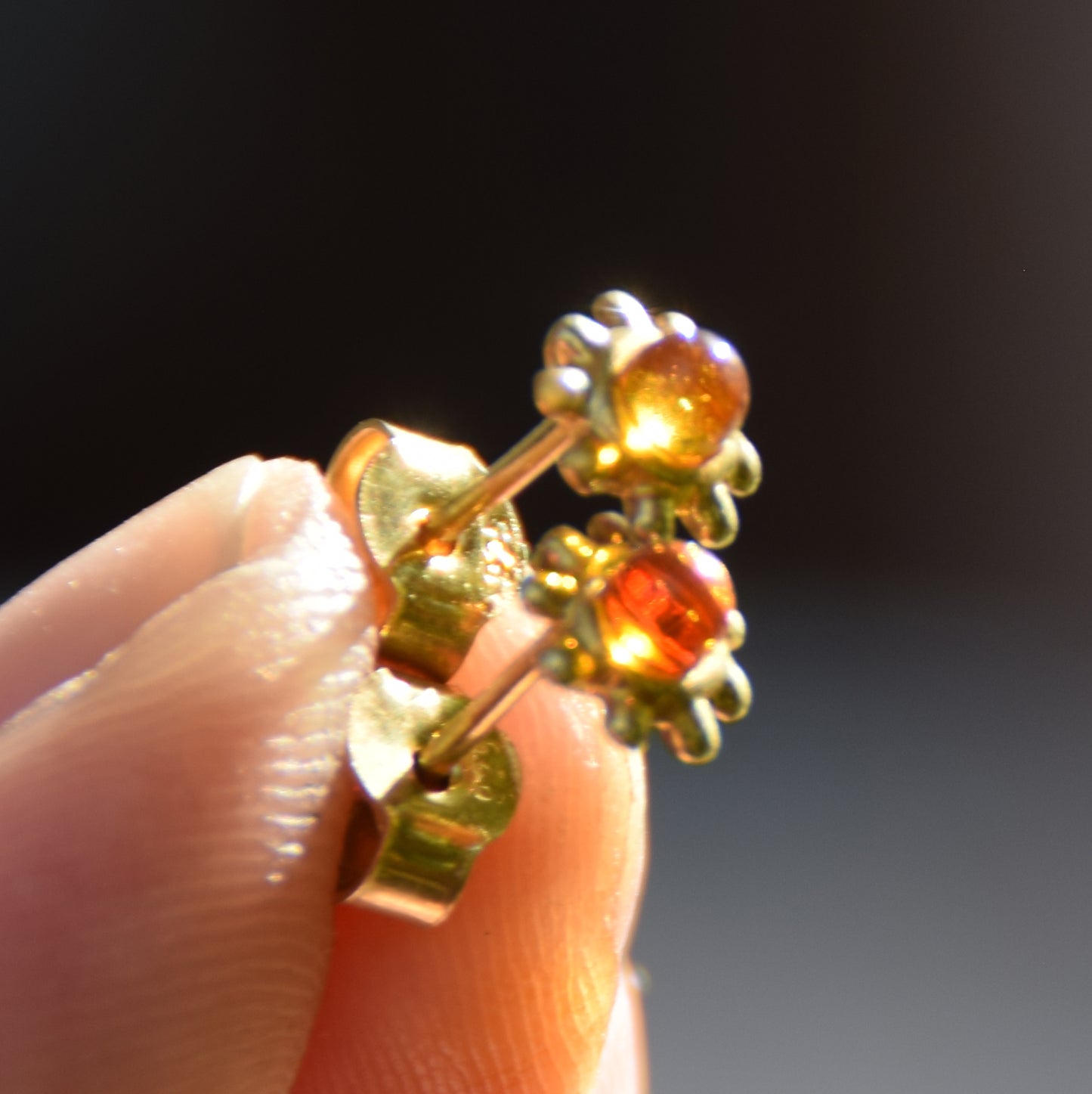 Delicati orecchini con il sole in Ambra naturale color cognac e Argento 925 placcato in Oro 18k, MJ Baltica, BZK125