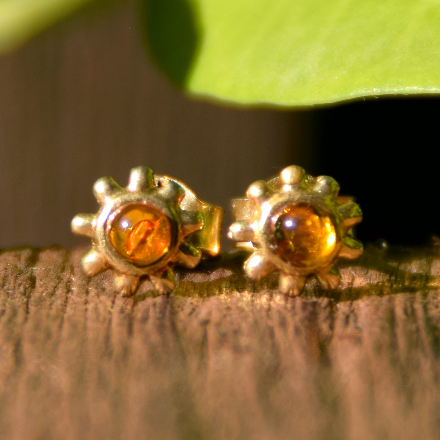 Delicati orecchini con il sole in Ambra naturale color cognac e Argento 925 placcato in Oro 18k, MJ Baltica, BZK125