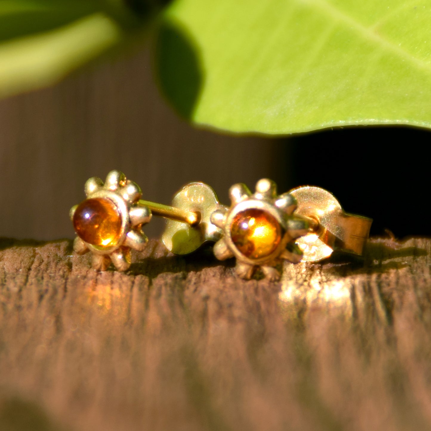 Delicati orecchini con il sole in Ambra naturale color cognac e Argento 925 placcato in Oro 18k, MJ Baltica, BZK125