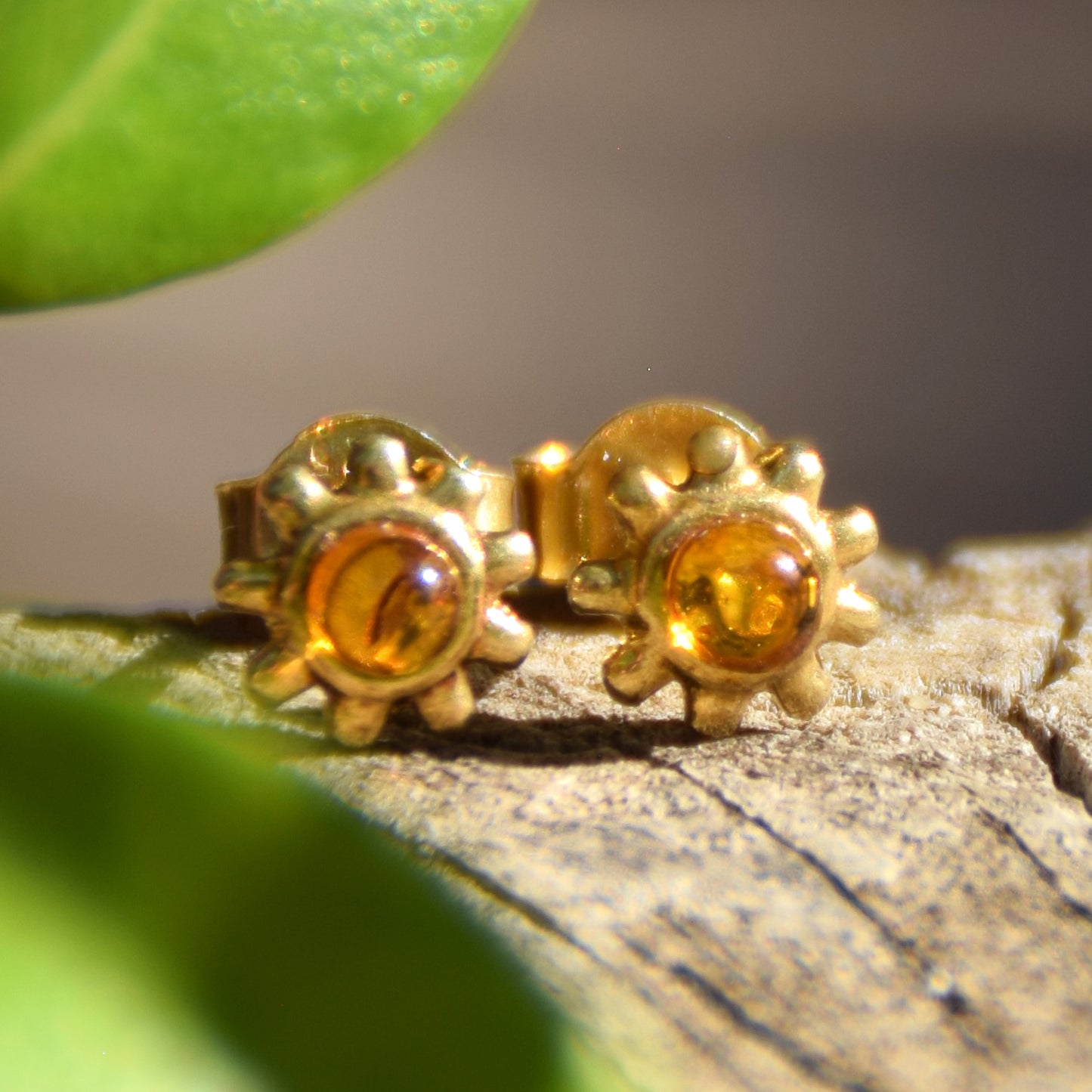 Delicati orecchini con il sole in Ambra naturale color cognac e Argento 925 placcato in Oro 18k, MJ Baltica, BZK125