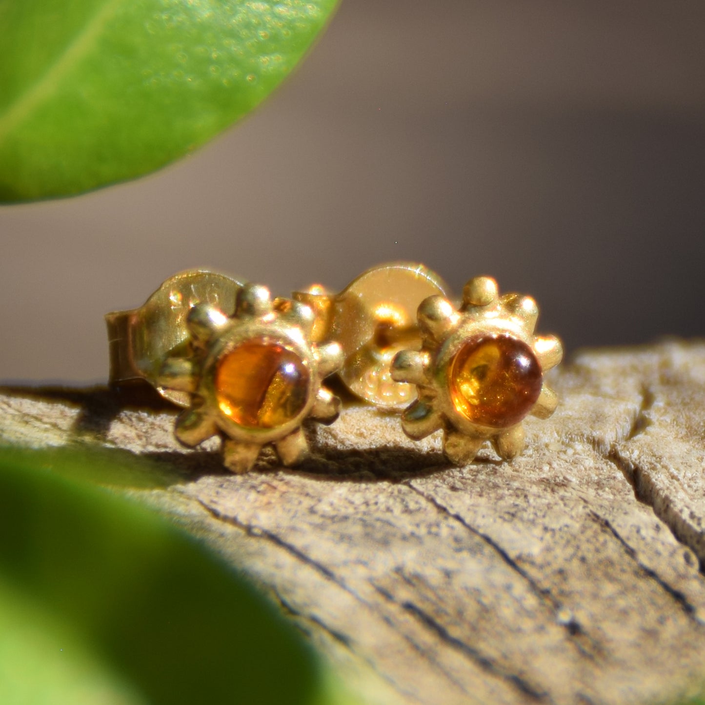 Delicati orecchini con il sole in Ambra naturale color cognac e Argento 925 placcato in Oro 18k, MJ Baltica, BZK125