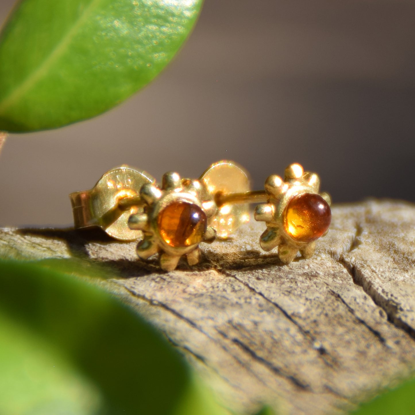 Delicati orecchini con il sole in Ambra naturale color cognac e Argento 925 placcato in Oro 18k, MJ Baltica, BZK125