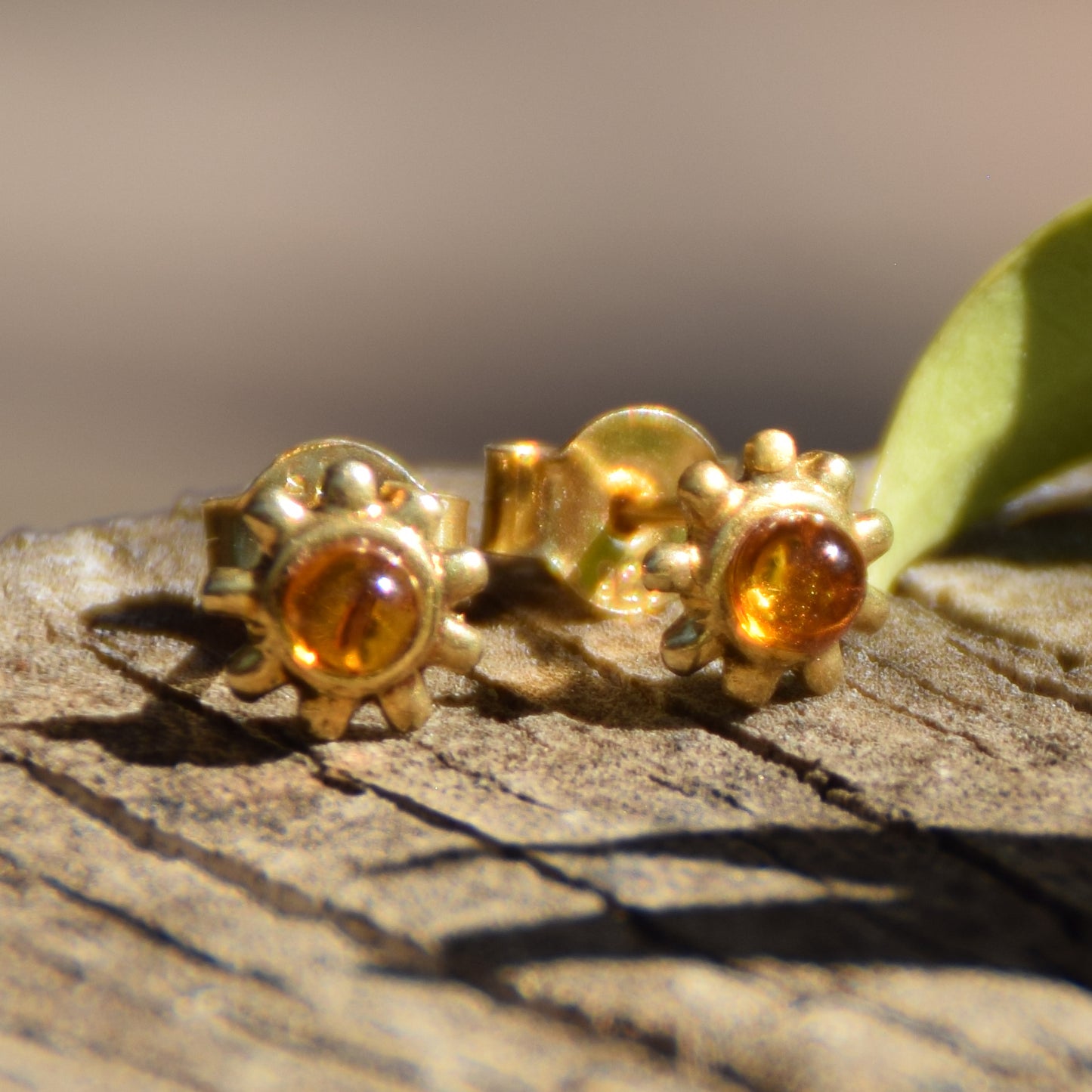 Delicati orecchini con il sole in Ambra naturale color cognac e Argento 925 placcato in Oro 18k, MJ Baltica, BZK125