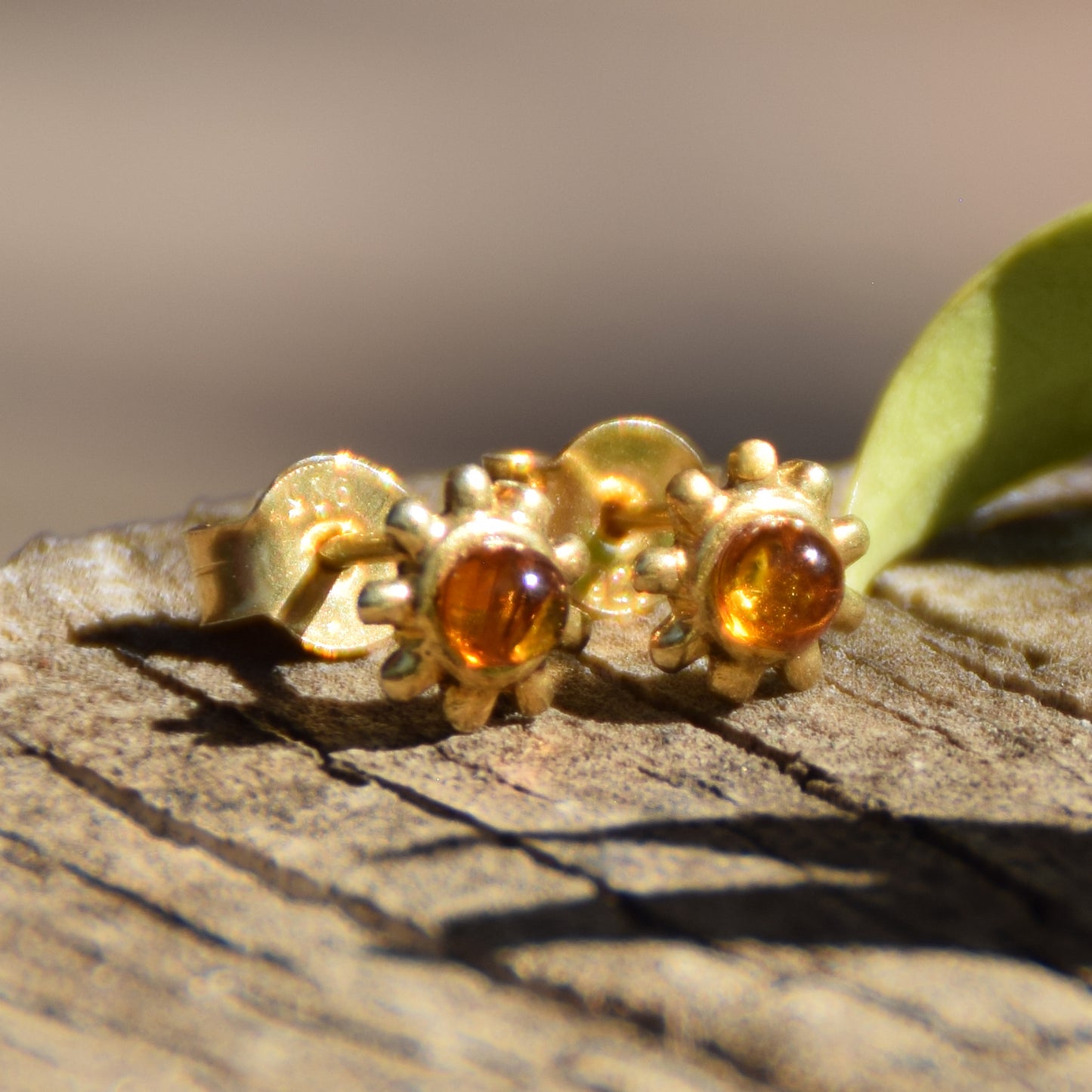 Delicati orecchini con il sole in Ambra naturale color cognac e Argento 925 placcato in Oro 18k, MJ Baltica, BZK125