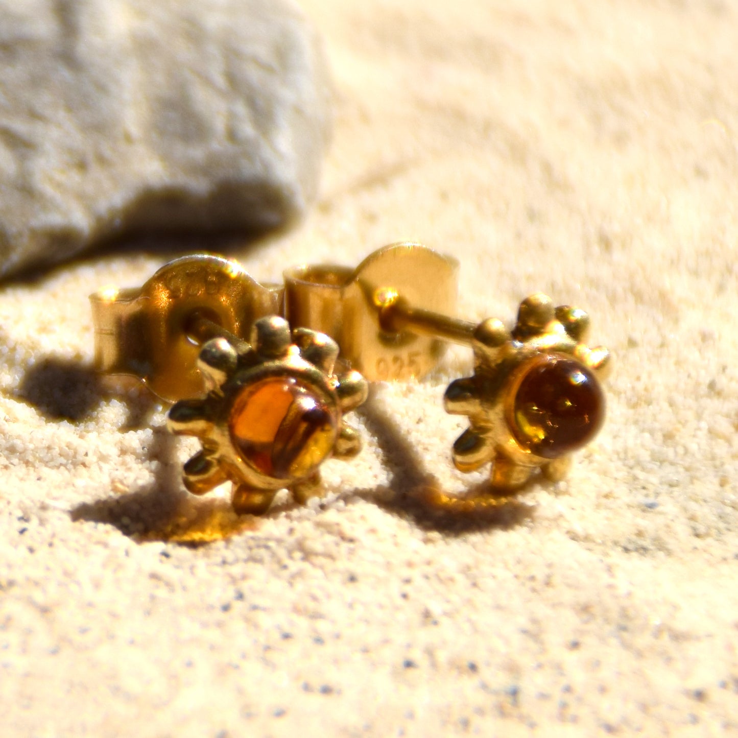 Delicati orecchini con il sole in Ambra naturale color cognac e Argento 925 placcato in Oro 18k, MJ Baltica, BZK125