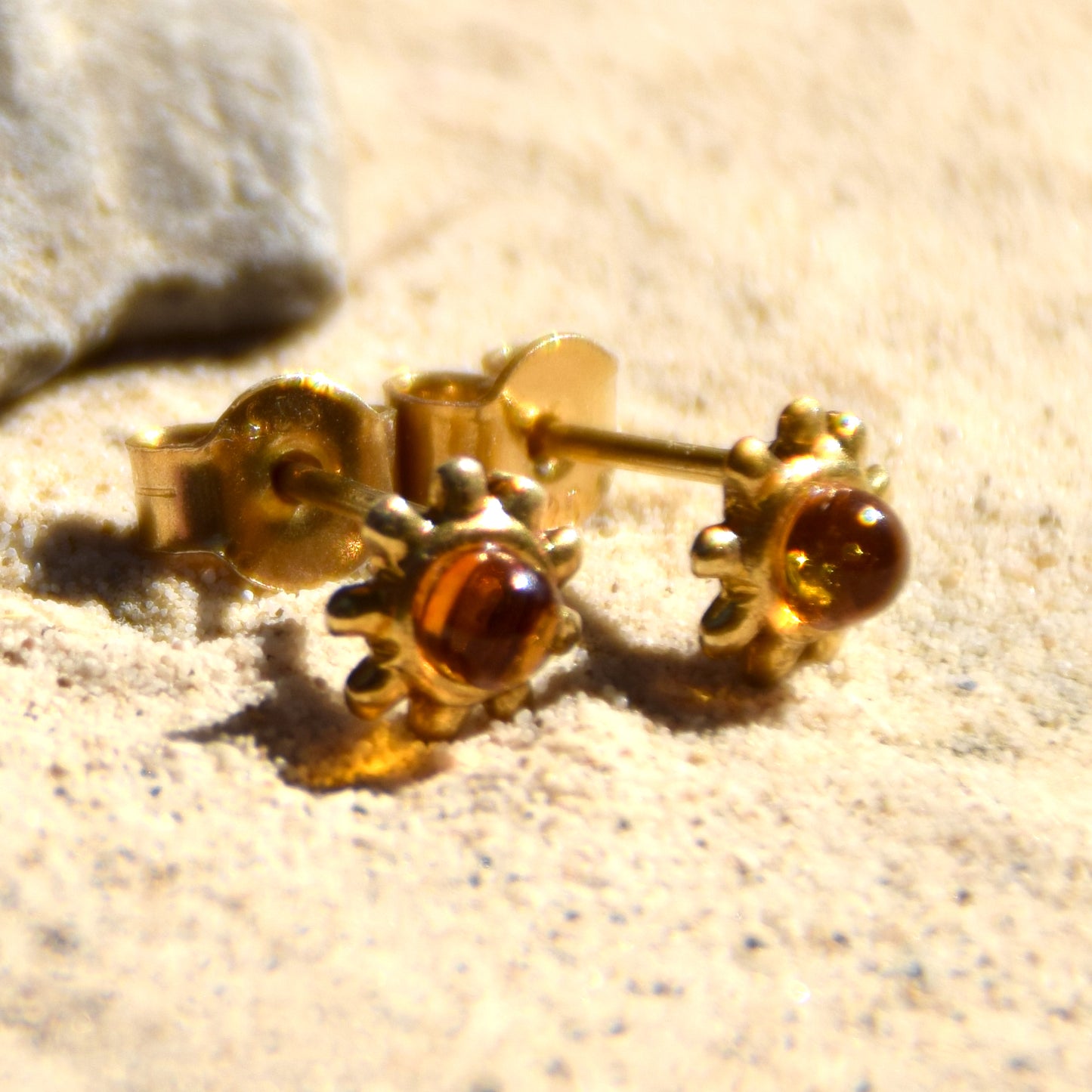 Delicati orecchini con il sole in Ambra naturale color cognac e Argento 925 placcato in Oro 18k, MJ Baltica, BZK125