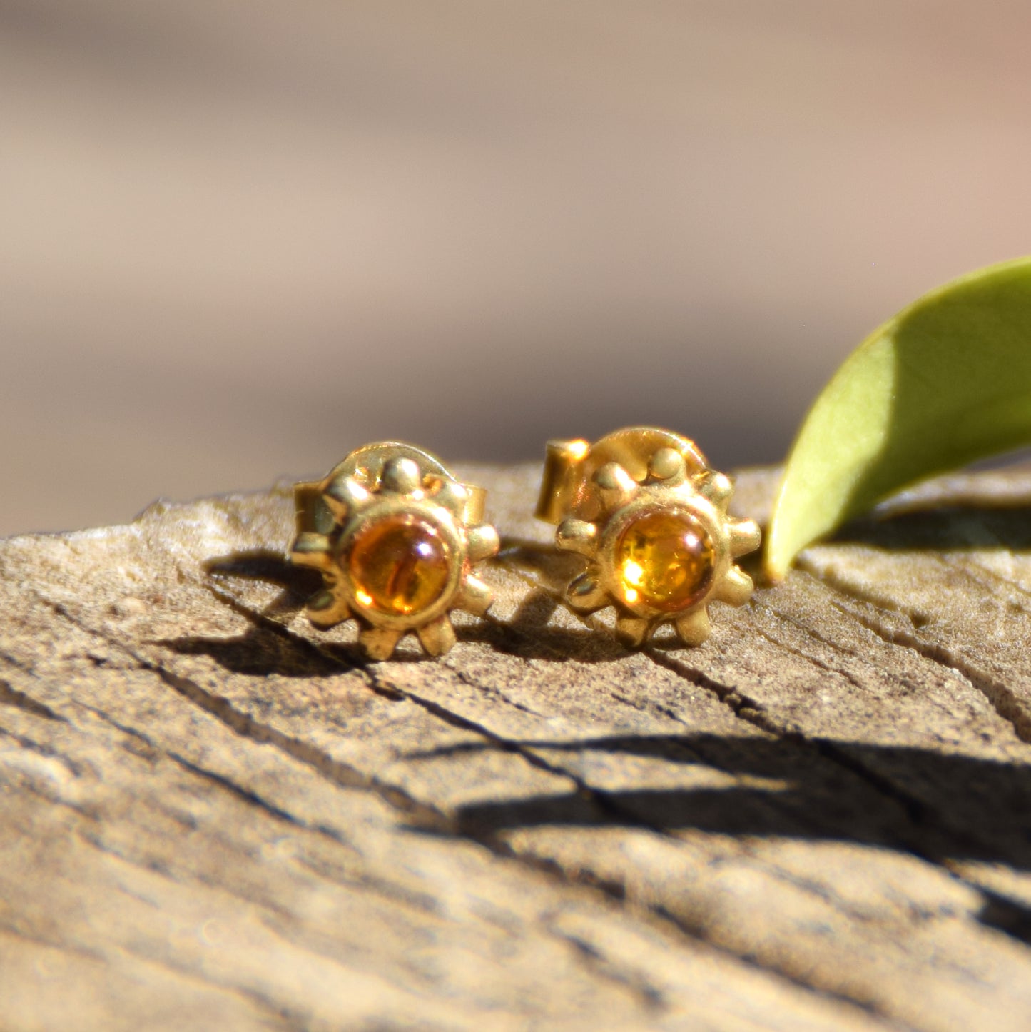 Delicati orecchini con il sole in Ambra naturale color cognac e Argento 925 placcato in Oro 18k, MJ Baltica, BZK125