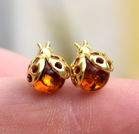 Orecchini tondi con la coccinella portafortuna in Ambra naturale color cognac e Argento 925 placcato in Oro 18 carati, MJ Baltica, BZK129