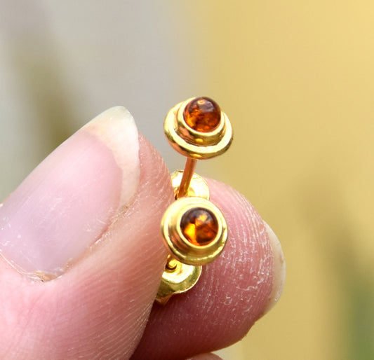 Orecchini in stile minimalista creati in Ambra naturale color cognac e Argento 925 placcato in Oro 18 carati, MJ Baltica, BZK130