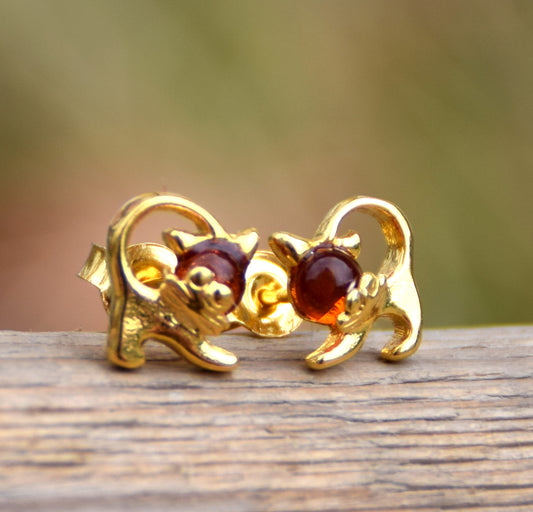 Delicate cat earrings in natural cognac-colored amber and 18k gold-plated 925 sterling silver, MJ Baltica, BZK131