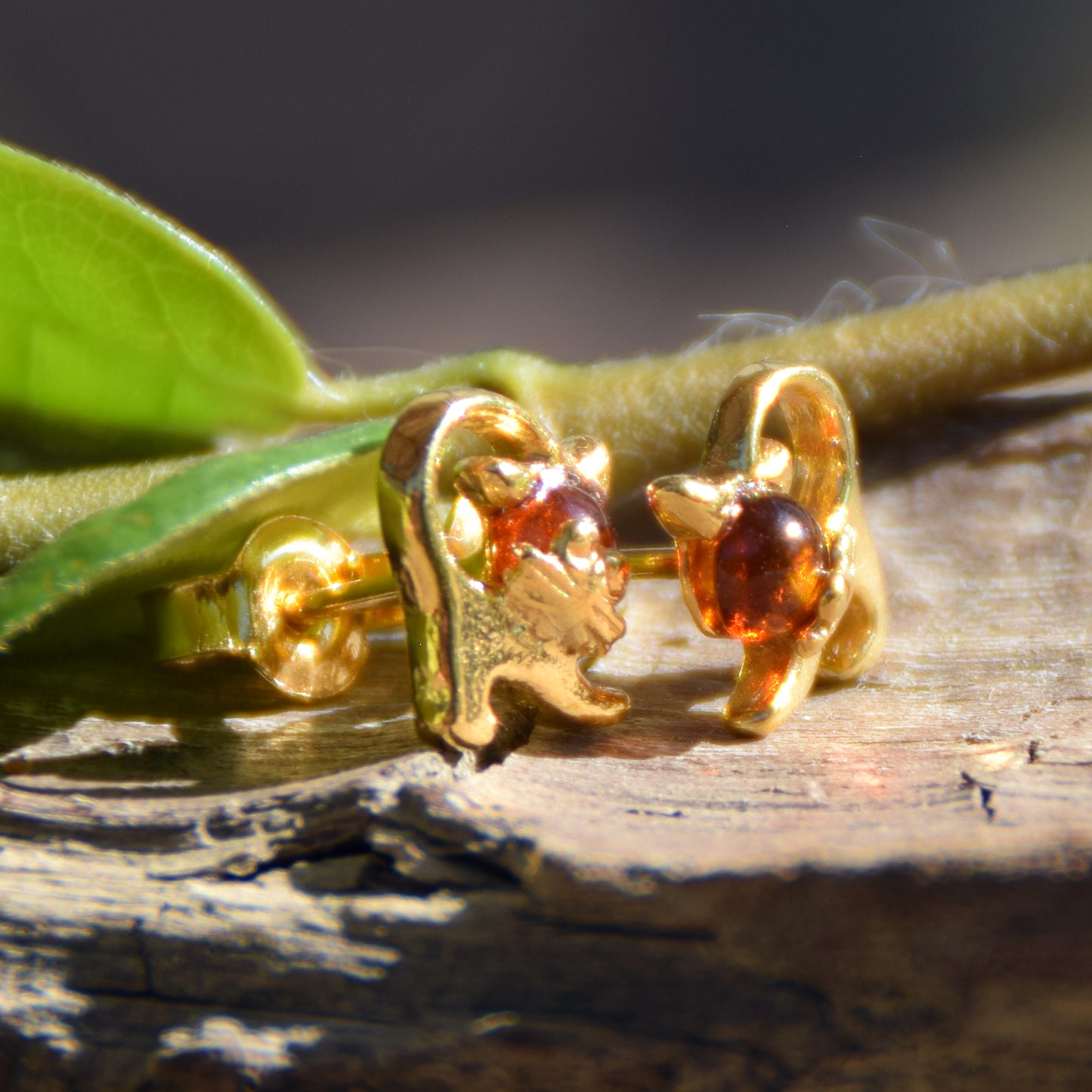 Delicate cat earrings in natural cognac-colored amber and 18k gold-plated 925 sterling silver, MJ Baltica, BZK131