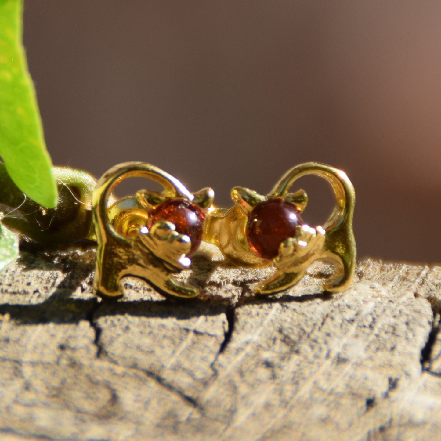 Delicate cat earrings in natural cognac-colored amber and 18k gold-plated 925 sterling silver, MJ Baltica, BZK131