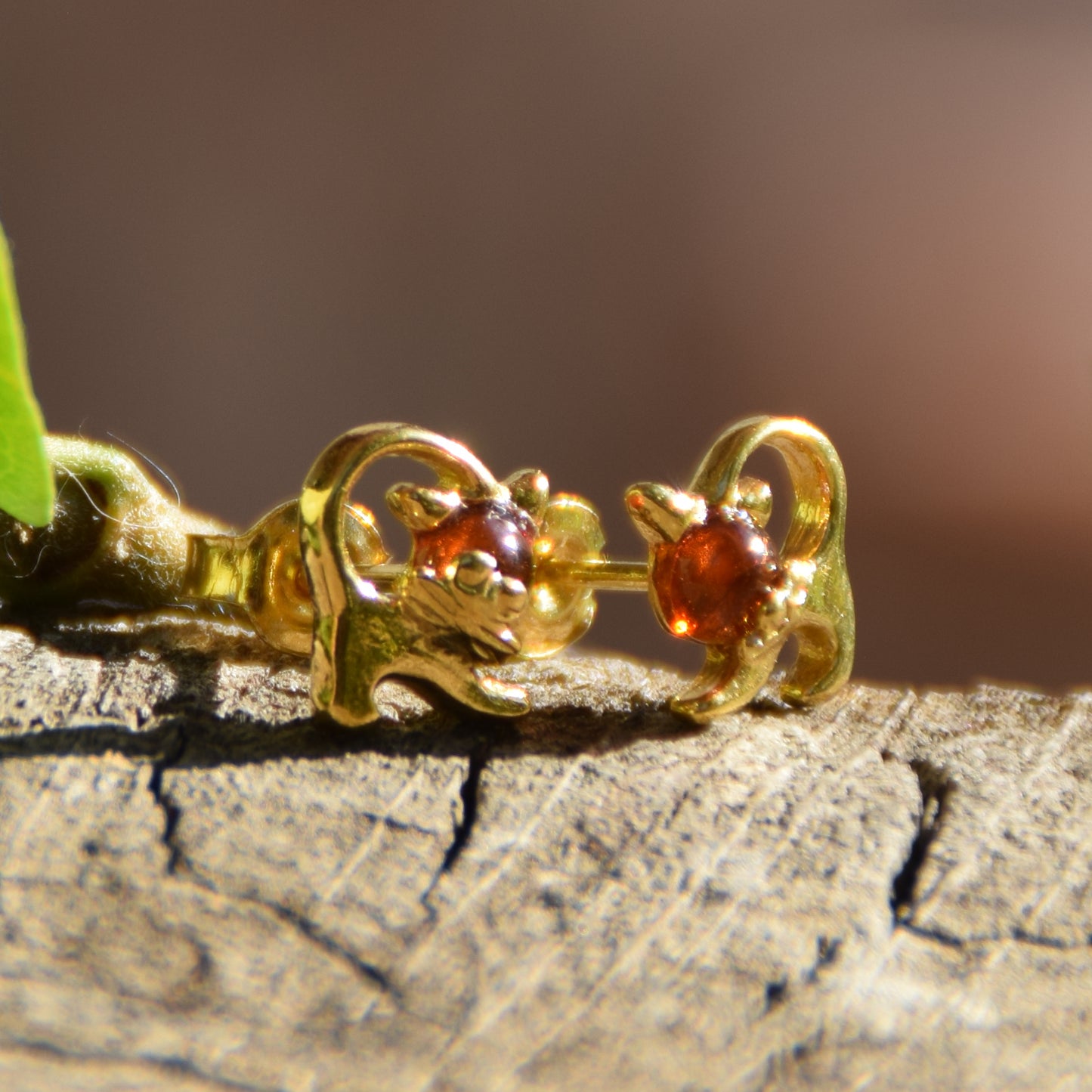 Delicate cat earrings in natural cognac-colored amber and 18k gold-plated 925 sterling silver, MJ Baltica, BZK131