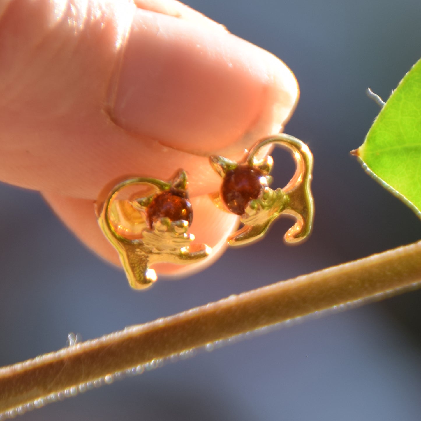 Delicate cat earrings in natural cognac-colored amber and 18k gold-plated 925 sterling silver, MJ Baltica, BZK131