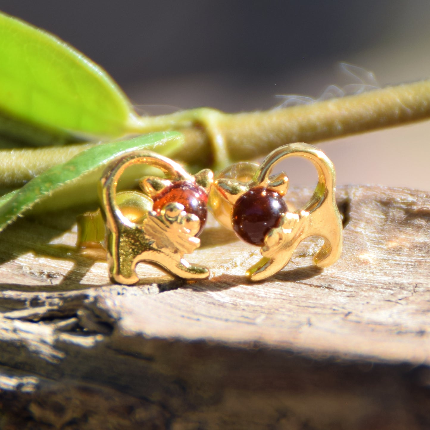 Delicate cat earrings in natural cognac-colored amber and 18k gold-plated 925 sterling silver, MJ Baltica, BZK131
