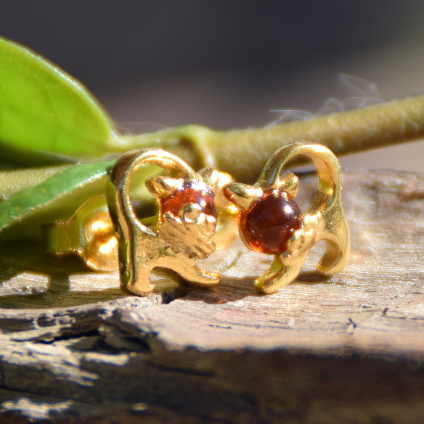Delicate cat earrings in natural cognac-colored amber and 18k gold-plated 925 sterling silver, MJ Baltica, BZK131
