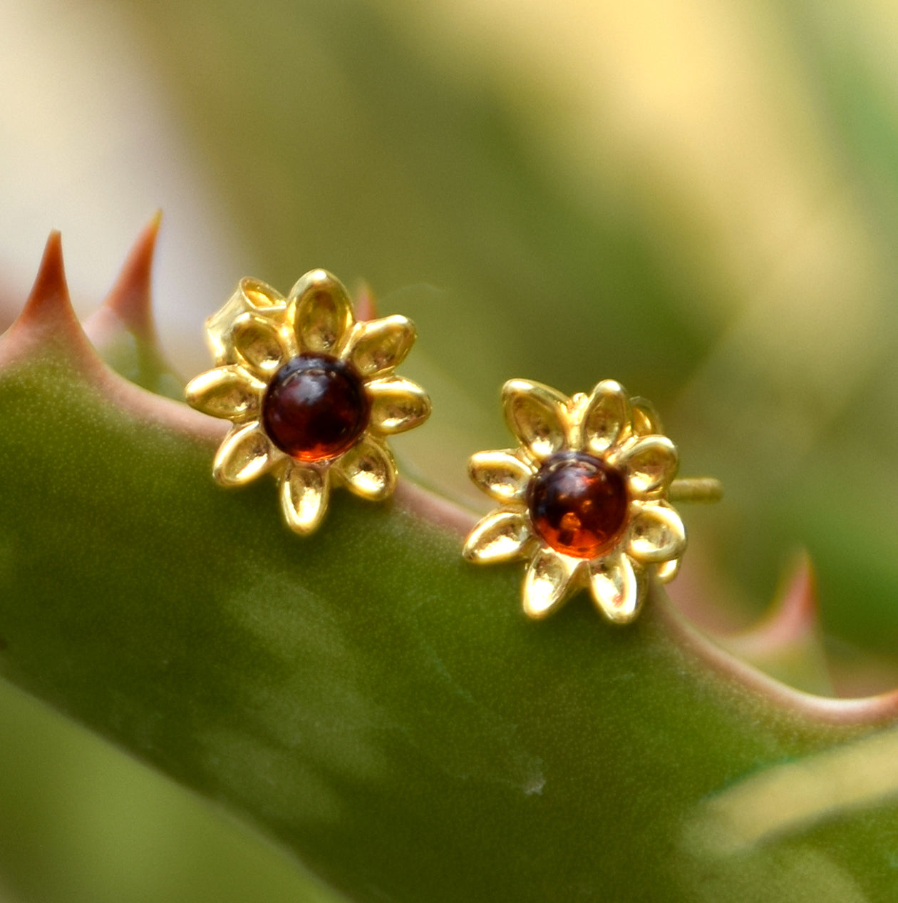 Eleganti orecchini con fiore creati in Ambra naturale color cognac e Argento 925 placcato in Oro 18 carati, MJ Baltica, BZK134
