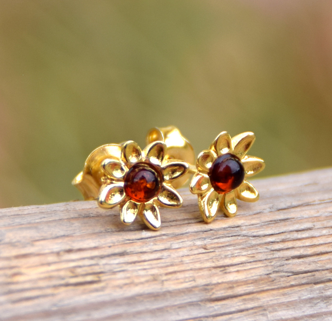 Eleganti orecchini con fiore creati in Ambra naturale color cognac e Argento 925 placcato in Oro 18 carati, MJ Baltica, BZK134