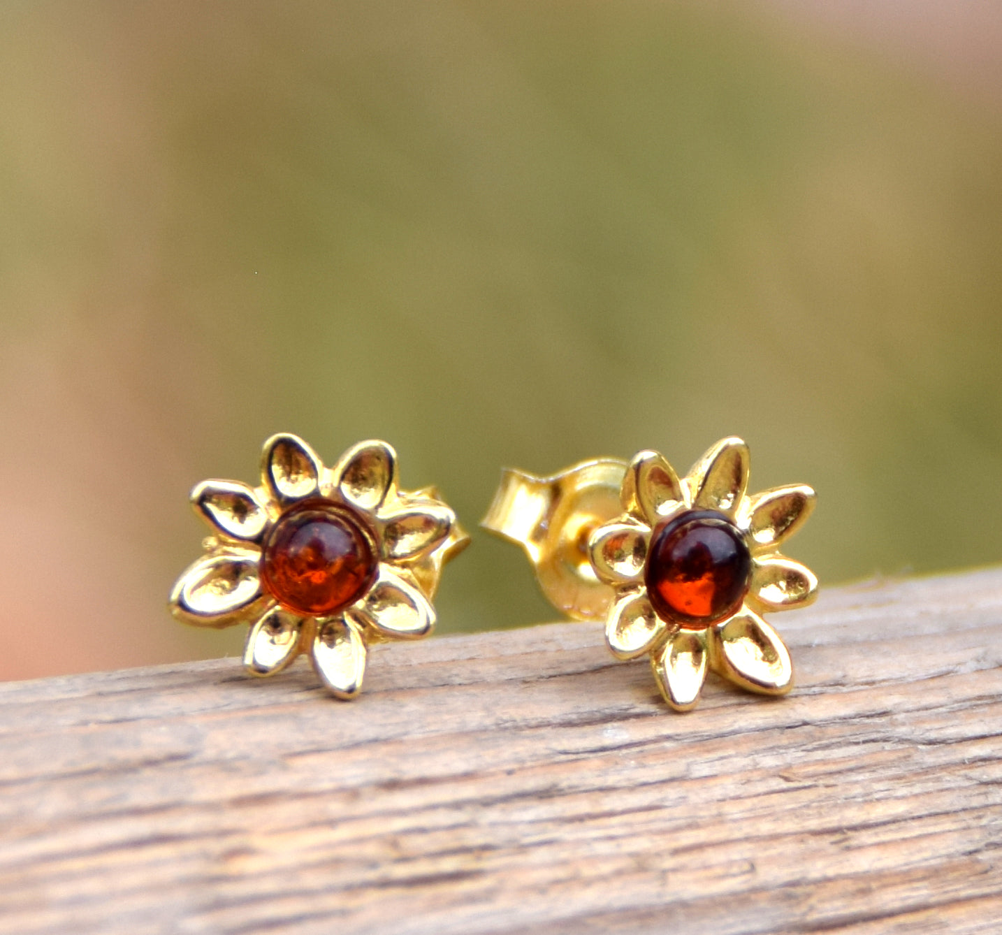 Eleganti orecchini con fiore creati in Ambra naturale color cognac e Argento 925 placcato in Oro 18 carati, MJ Baltica, BZK134