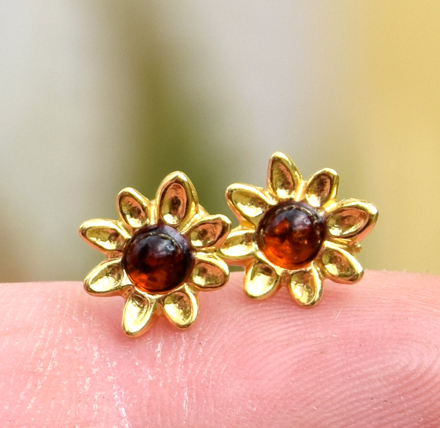 Eleganti orecchini con fiore creati in Ambra naturale color cognac e Argento 925 placcato in Oro 18 carati, MJ Baltica, BZK134