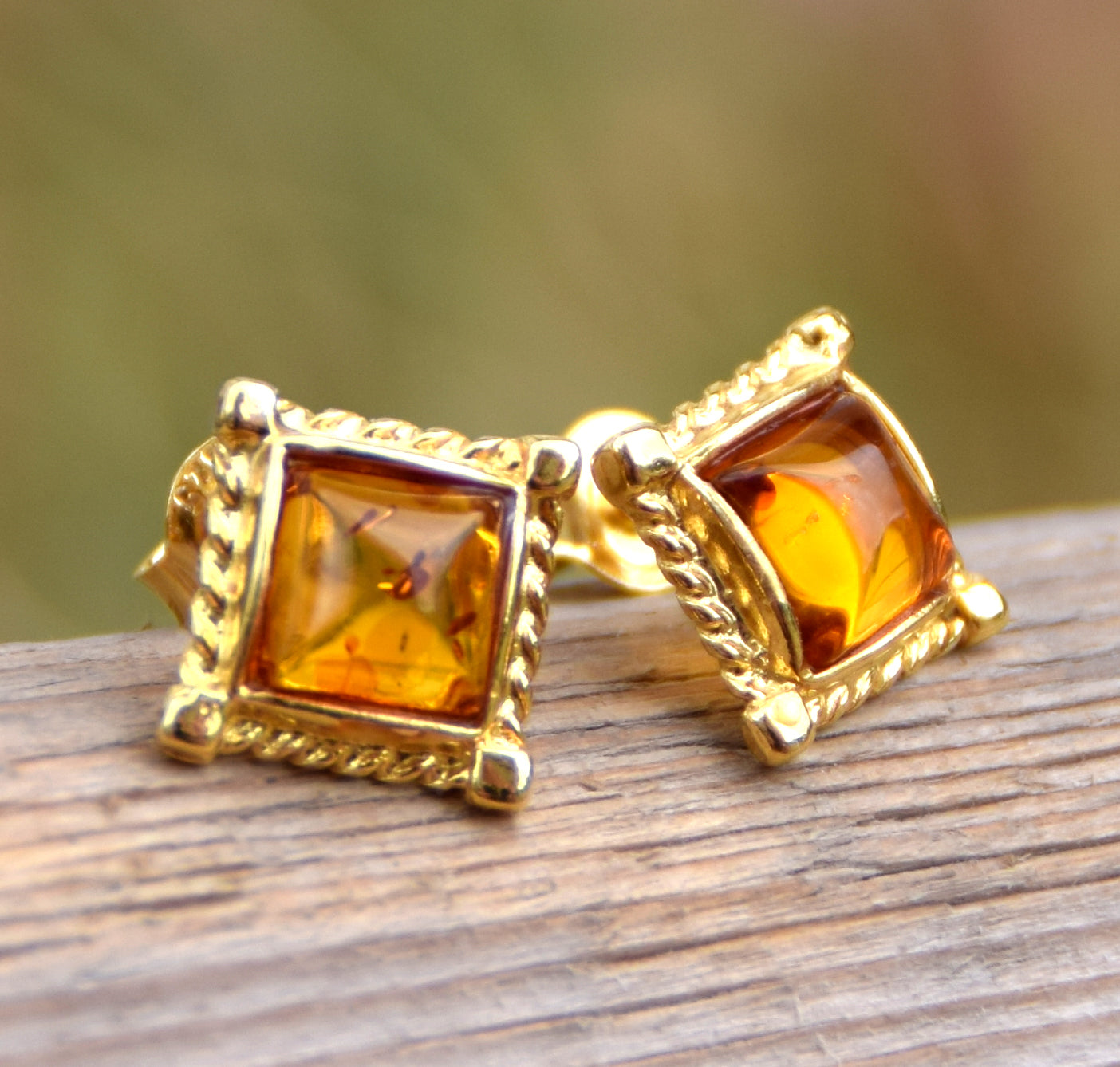 Eleganti orecchini a rombo con Ambra naturale color cognac e Argento 925 placcato in Oro 18 carati, MJ Baltica, BZK137