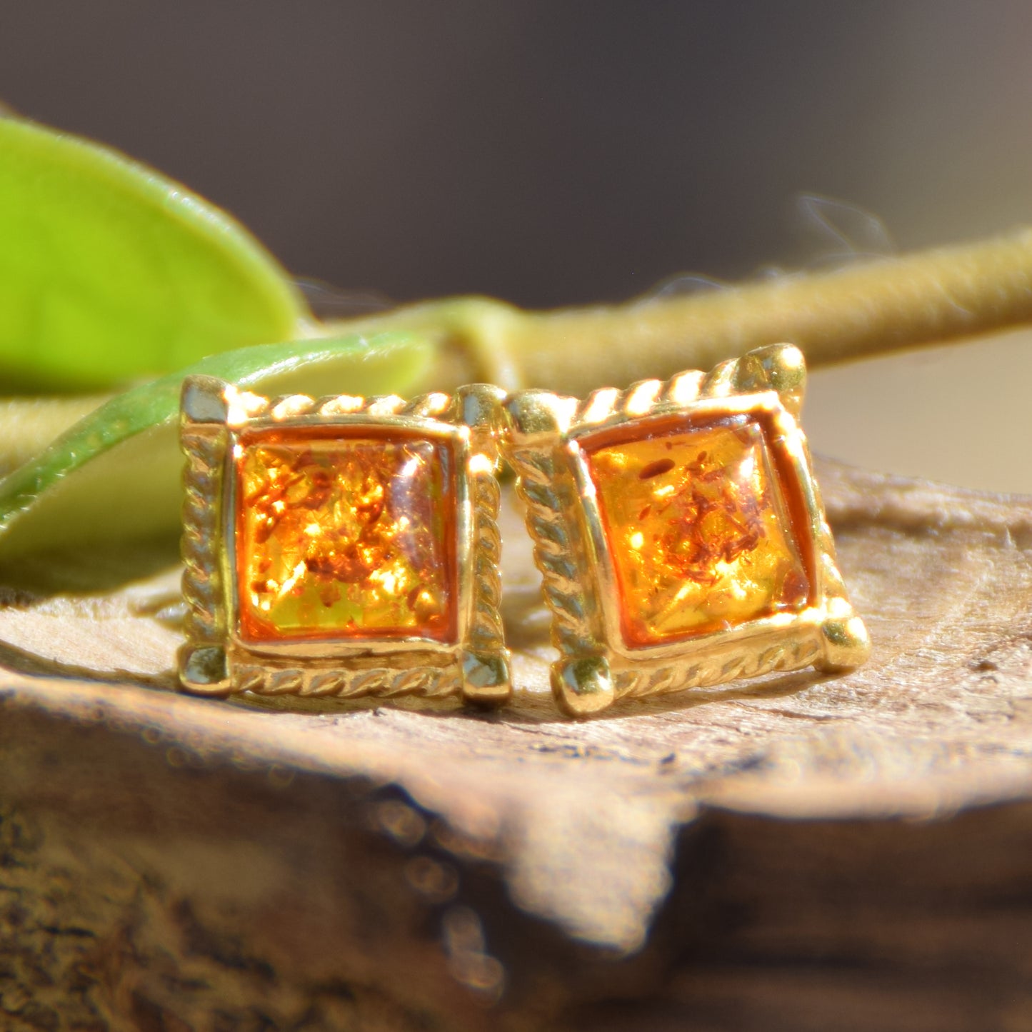 Eleganti orecchini a rombo con Ambra naturale color cognac e Argento 925 placcato in Oro 18 carati, MJ Baltica, BZK137