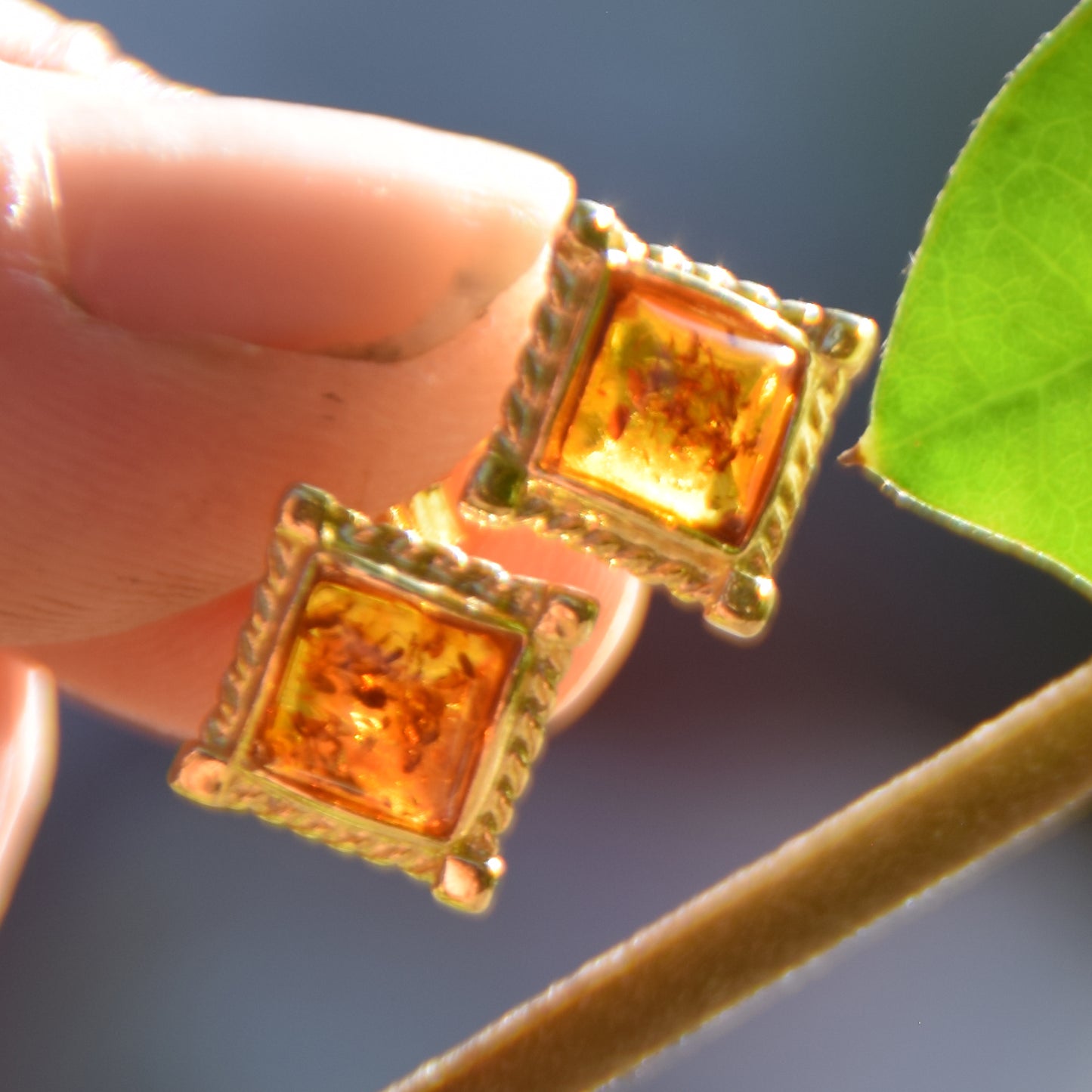 Eleganti orecchini a rombo con Ambra naturale color cognac e Argento 925 placcato in Oro 18 carati, MJ Baltica, BZK137