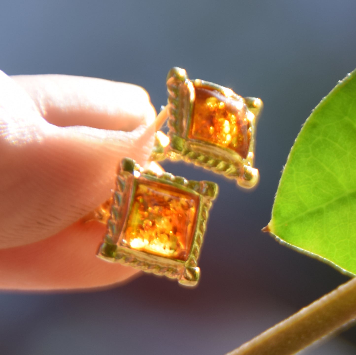 Eleganti orecchini a rombo con Ambra naturale color cognac e Argento 925 placcato in Oro 18 carati, MJ Baltica, BZK137