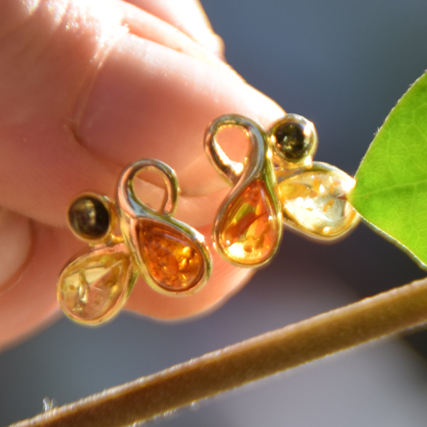 Elegante Blumenohrringe mit Naturbernstein in verschiedenen Farbtönen und 925er Sterlingsilber, 18 Karat vergoldet, MJ Baltica, BZK143