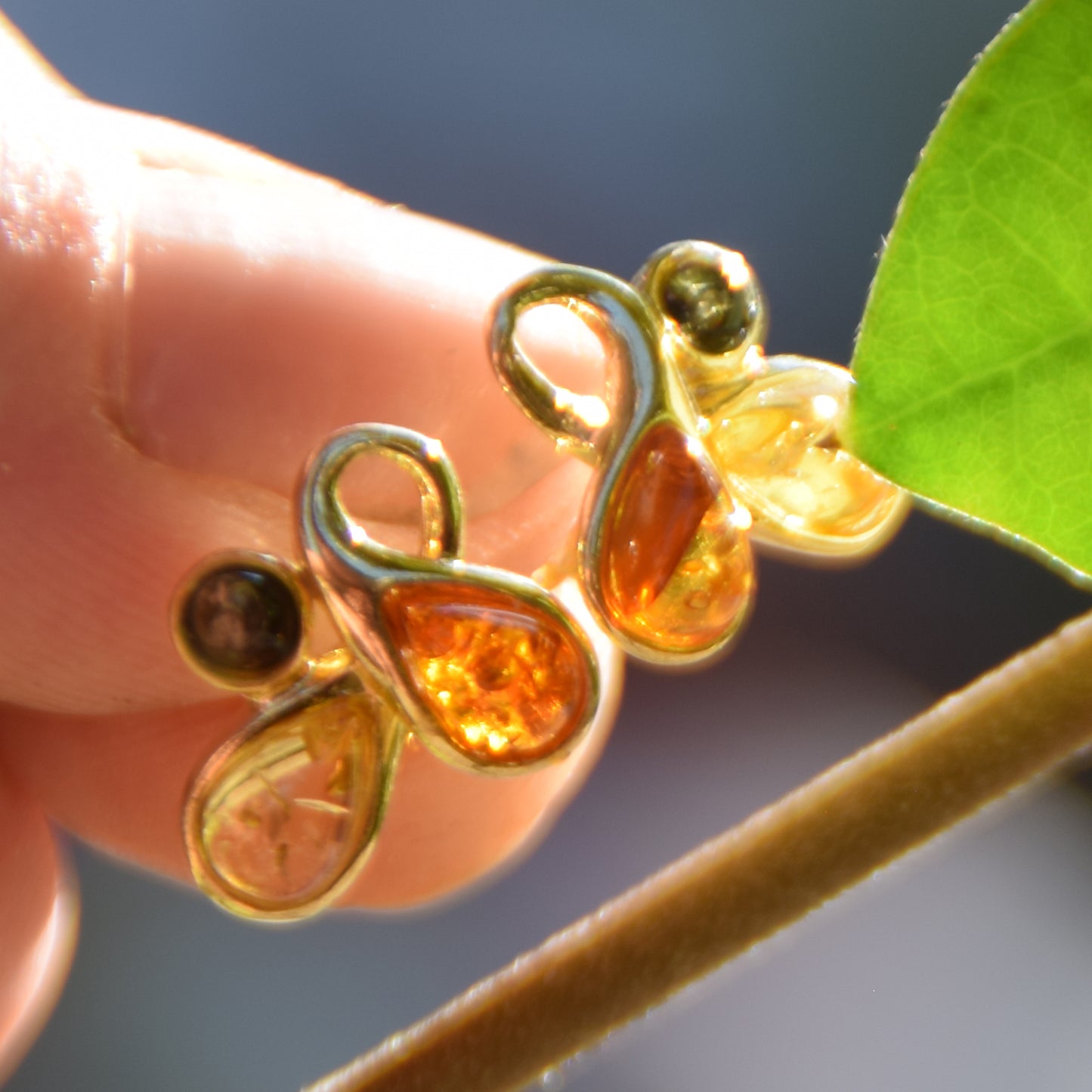 Elegante Blumenohrringe mit Naturbernstein in verschiedenen Farbtönen und 925er Sterlingsilber, 18 Karat vergoldet, MJ Baltica, BZK143