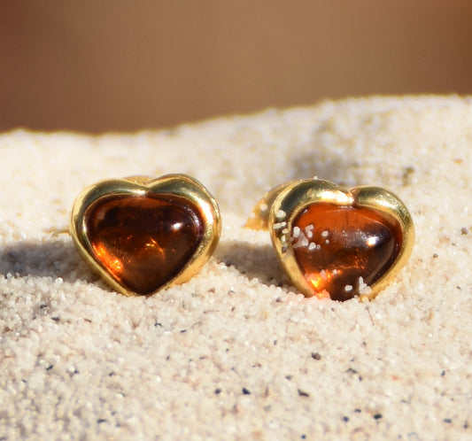 Romantici orecchini con il cuore creati in Ambra naturale color cognac e Argento 925 placcato in Oro 18 carati, MJ Baltica, BZK147