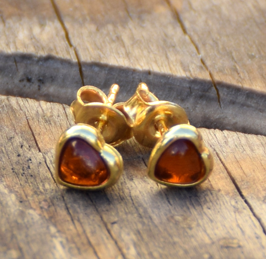 Romantici orecchini con il cuore creati in Ambra naturale color cognac e Argento 925 placcato in Oro 18 carati, MJ Baltica, BZK147