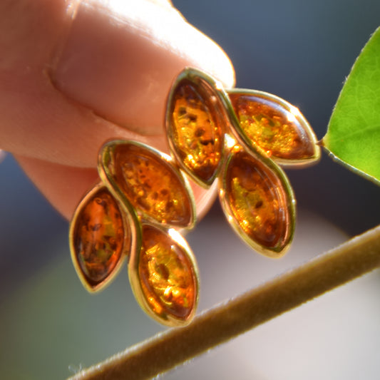 Striking floral earrings with cognac-colored natural Amber and 18k Gold plated 925 Silver, MJ Baltica, BZK148