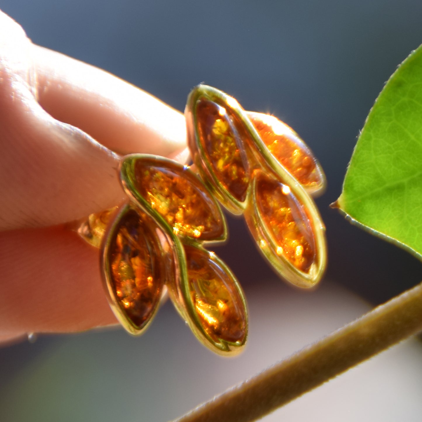 Auffällige Blumenohrringe mit natürlichem Cognac-Bernstein und 18 Karat vergoldetem 925er Silber, MJ Baltica, BZK148