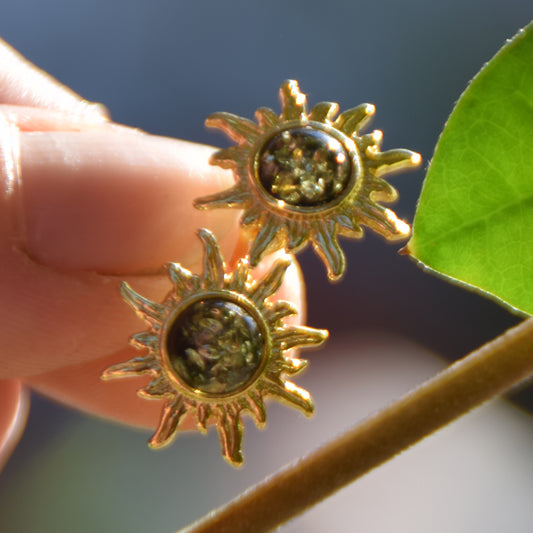 Sun-shaped earrings with natural green amber and 18k gold-plated 925 silver, MJ Baltica, BZK149