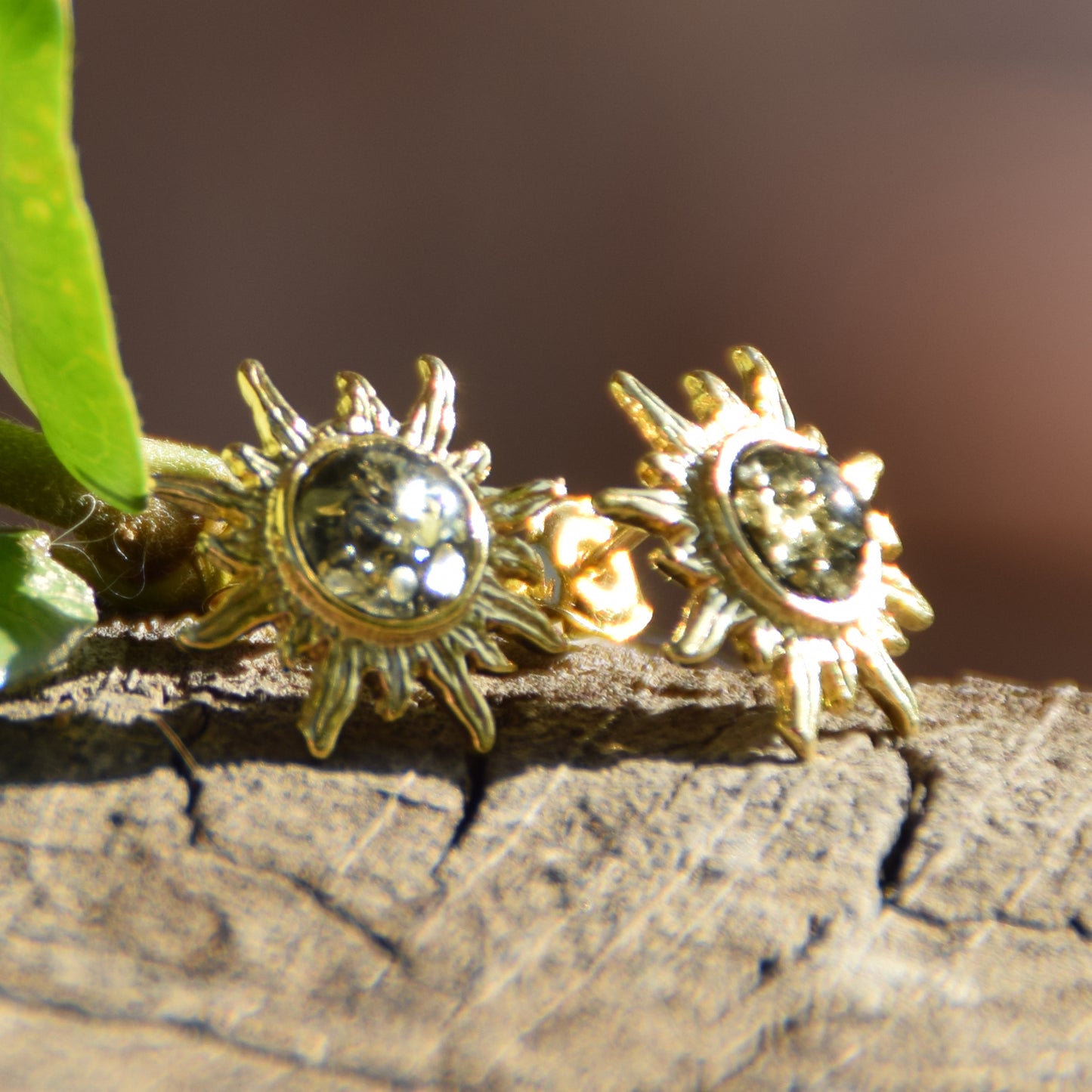 Sonnenförmige Ohrringe mit grünem Naturbernstein und 18 Karat vergoldetem 925er Silber, MJ Baltica, BZK149