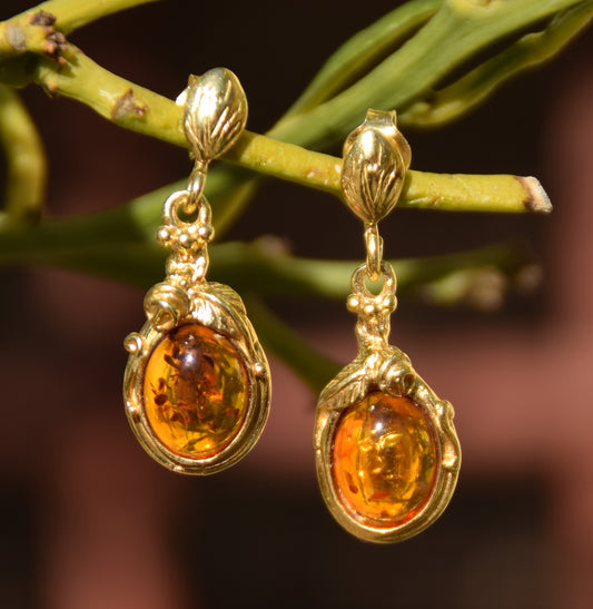 Orecchini in stile vintage creati in Ambra naturale color cognac e Argento placcato in Oro 18 carati, MJ Baltica, BZK153