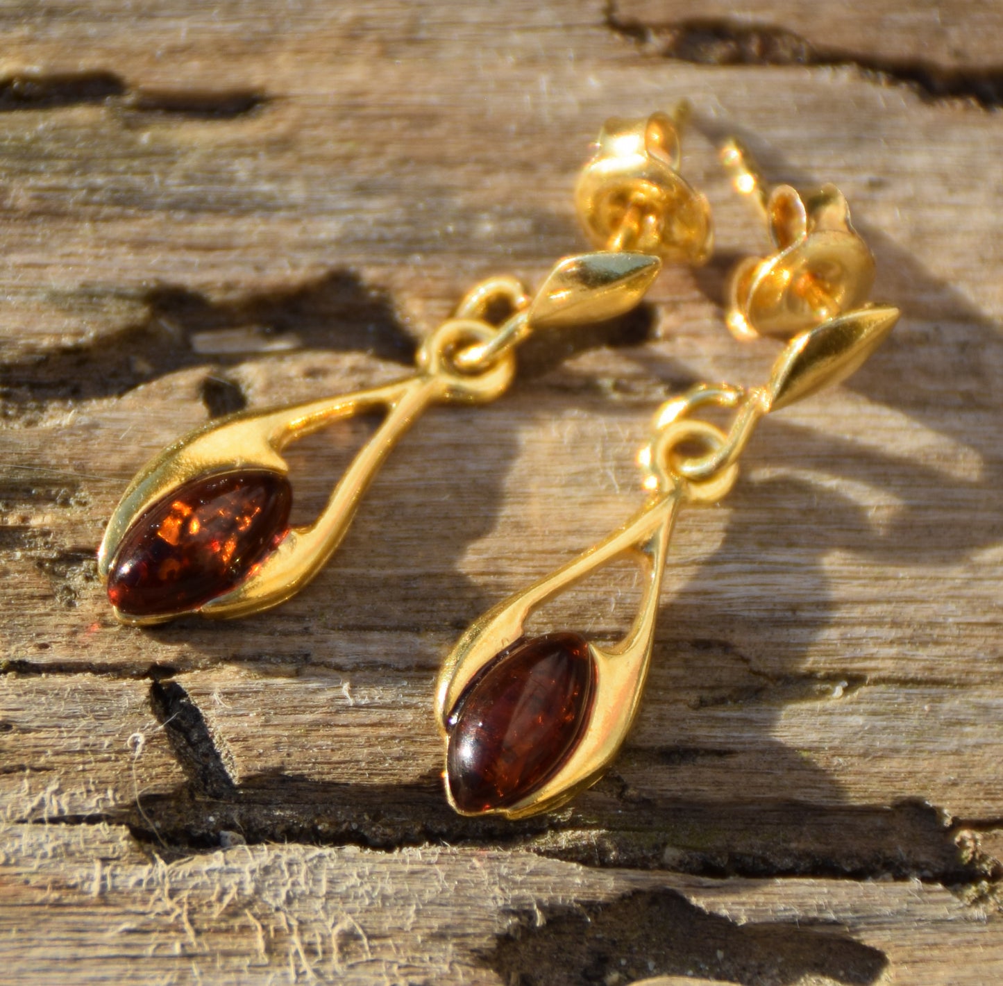 Delicati orecchini a goccia con Ambra naturale color cognac e Argento placcato in Oro 18k, MJ Baltica, BZK155