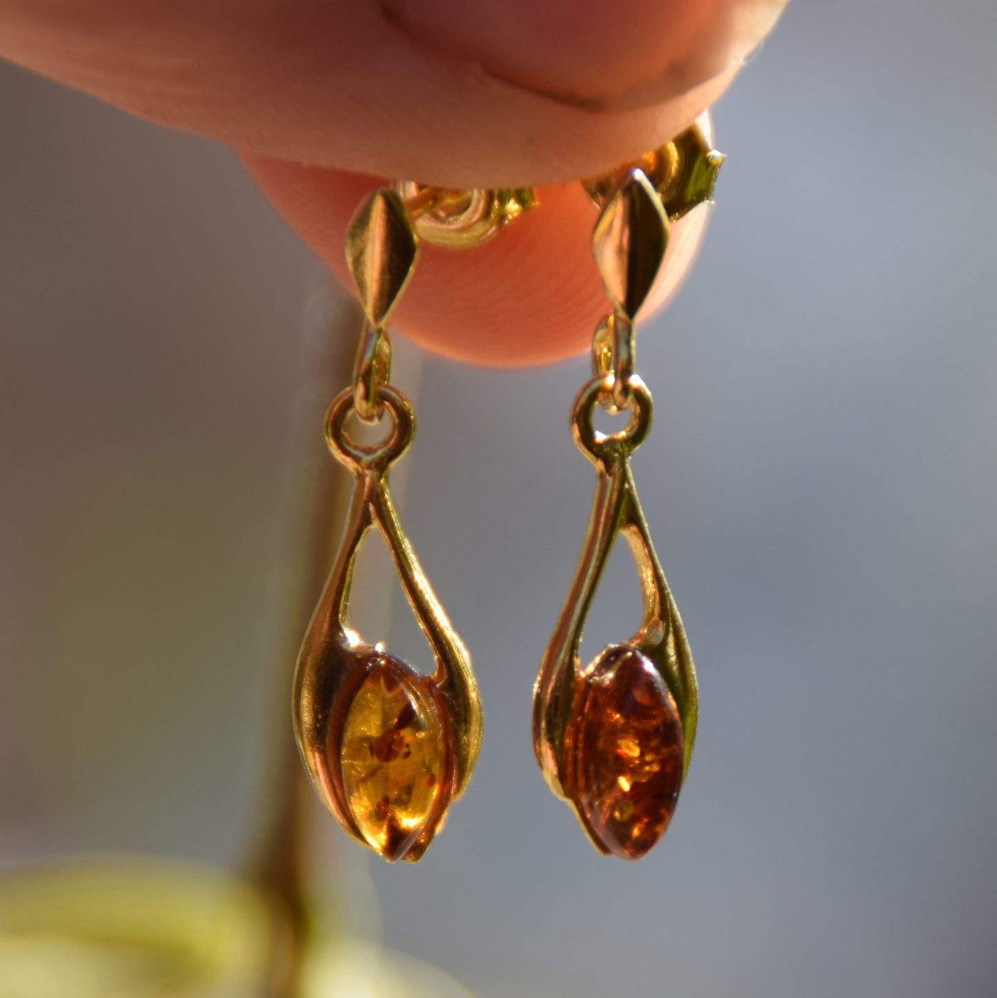 Delicati orecchini a goccia con Ambra naturale color cognac e Argento placcato in Oro 18k, MJ Baltica, BZK155