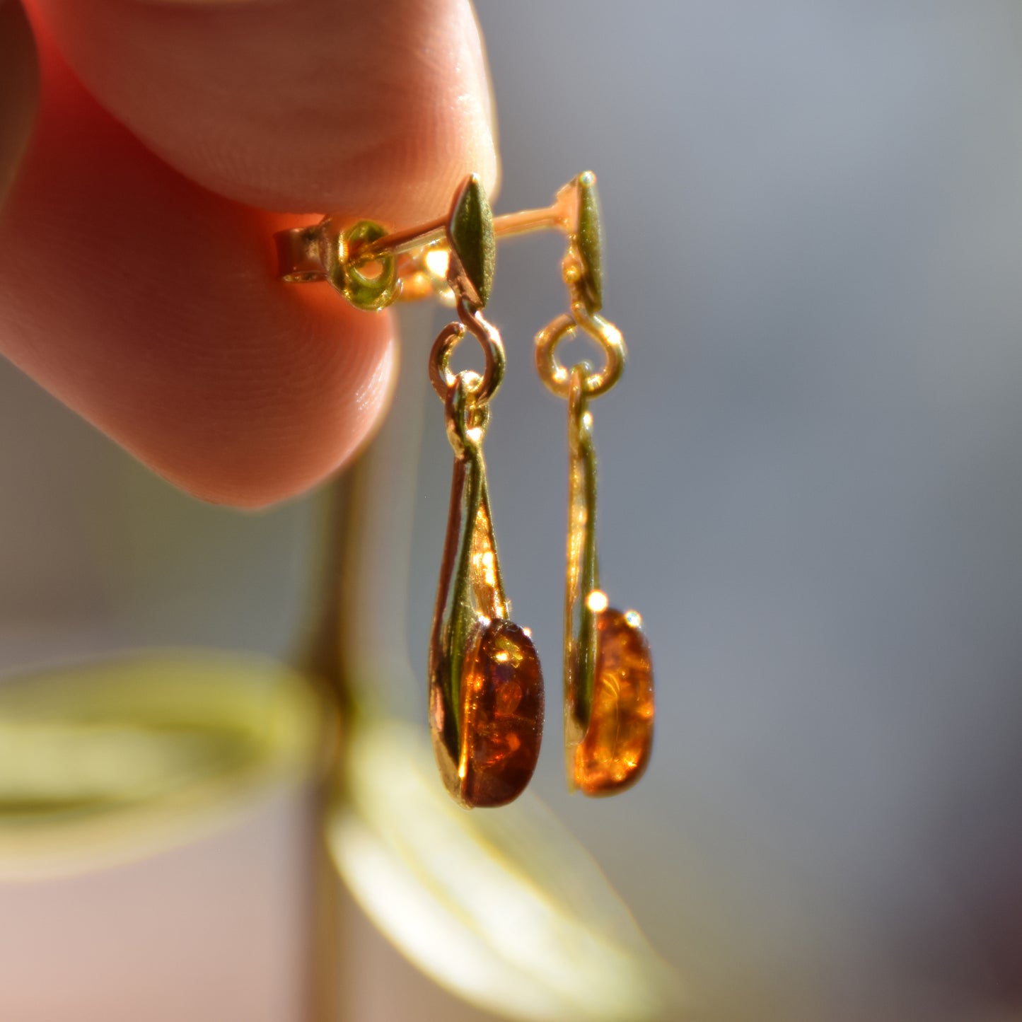 Delicati orecchini a goccia con Ambra naturale color cognac e Argento placcato in Oro 18k, MJ Baltica, BZK155