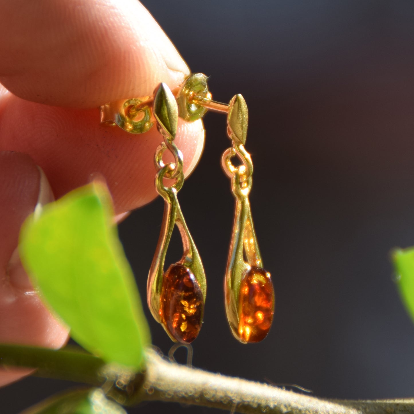 Delicati orecchini a goccia con Ambra naturale color cognac e Argento placcato in Oro 18k, MJ Baltica, BZK155