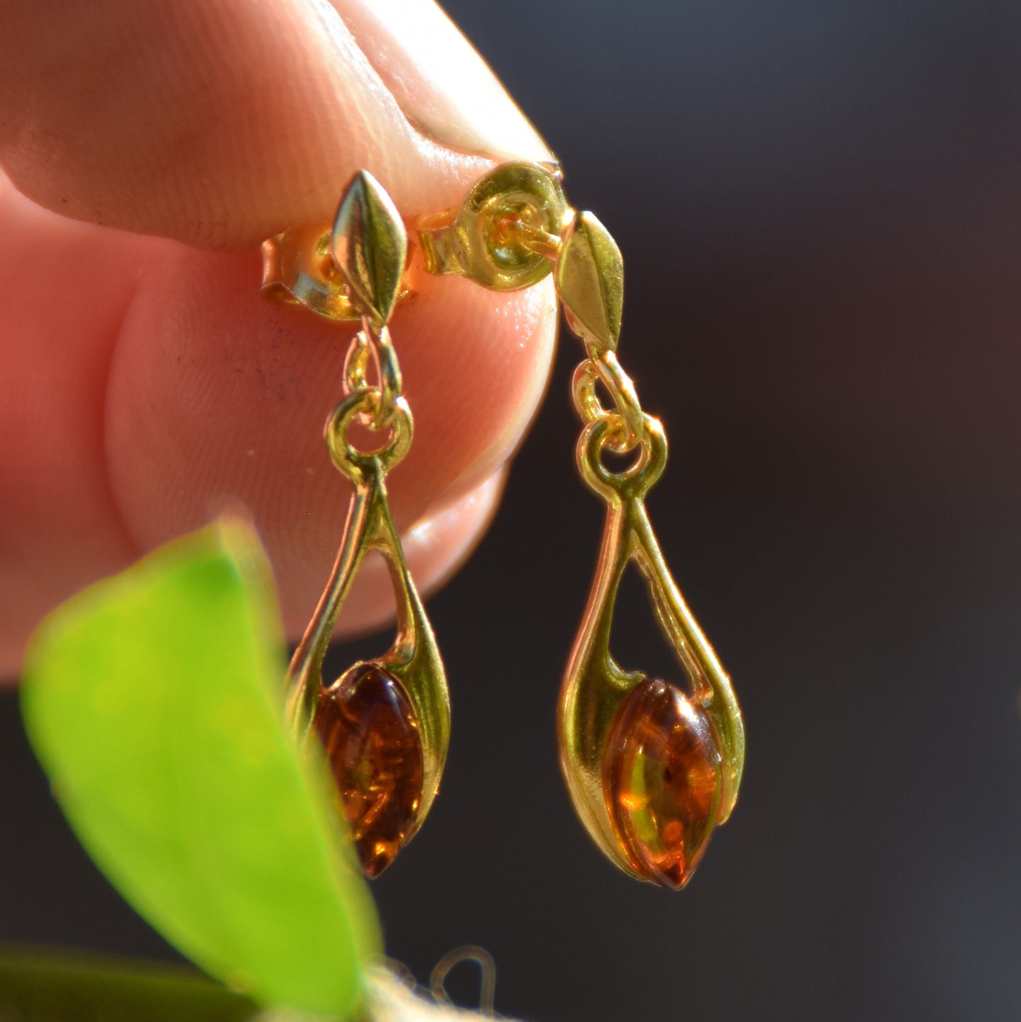 Delicati orecchini a goccia con Ambra naturale color cognac e Argento placcato in Oro 18k, MJ Baltica, BZK155