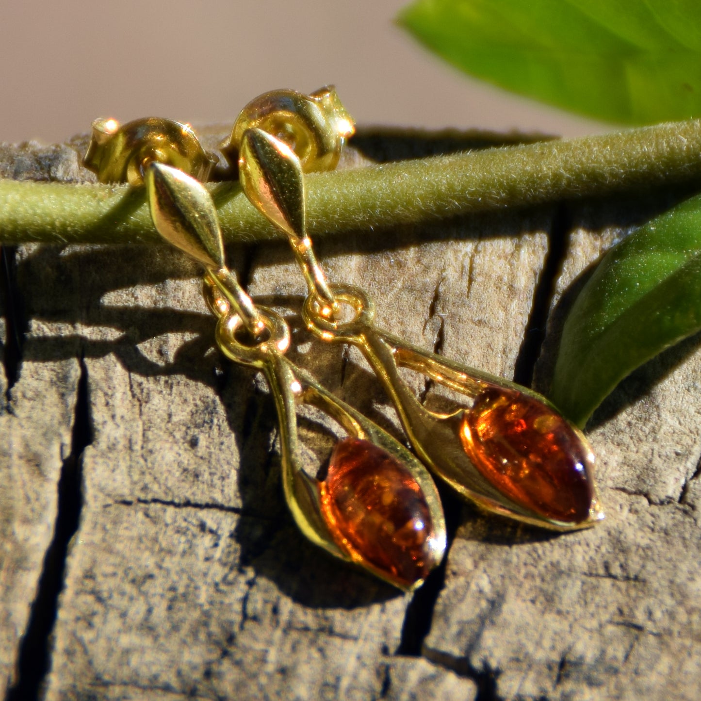 Delicati orecchini a goccia con Ambra naturale color cognac e Argento placcato in Oro 18k, MJ Baltica, BZK155