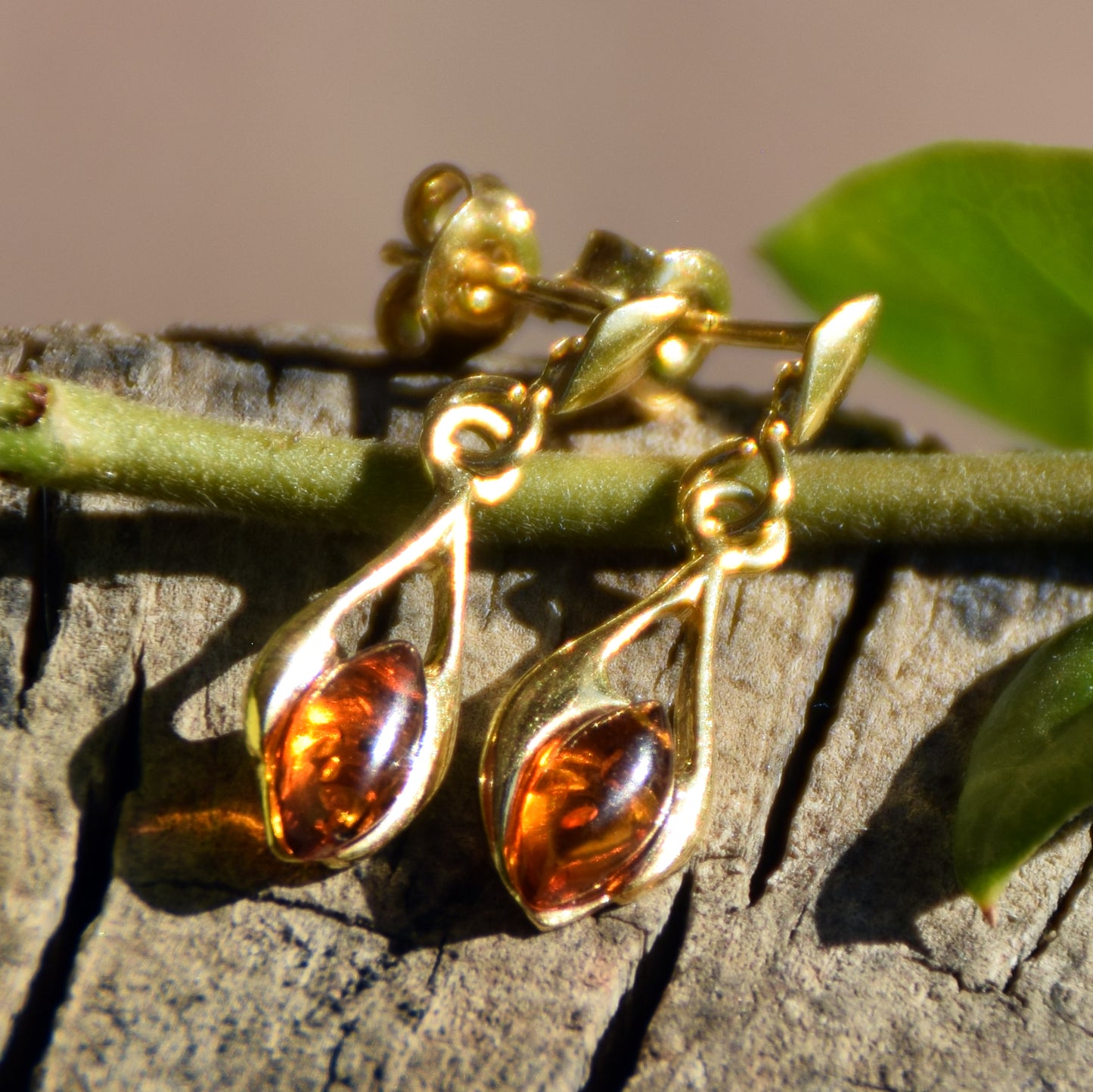 Delicati orecchini a goccia con Ambra naturale color cognac e Argento placcato in Oro 18k, MJ Baltica, BZK155