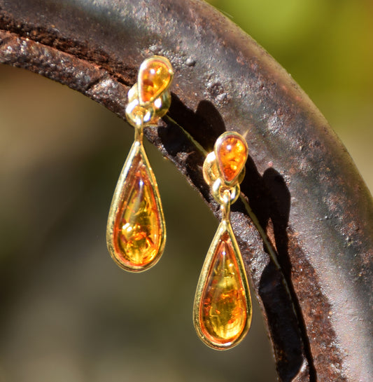 Delicati orecchini a goccia con Ambra naturale color cognac e Argento placcato in Oro 18 carati, MJ Baltica, BZK156