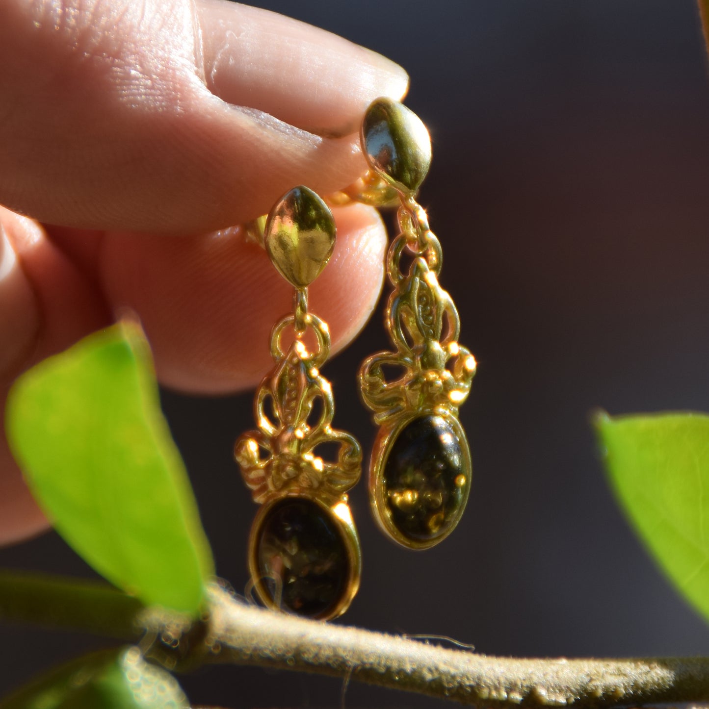 Delicate Victorian-style earrings in natural green amber and 18k gold-plated 925 silver, MJ Baltica, BZK157