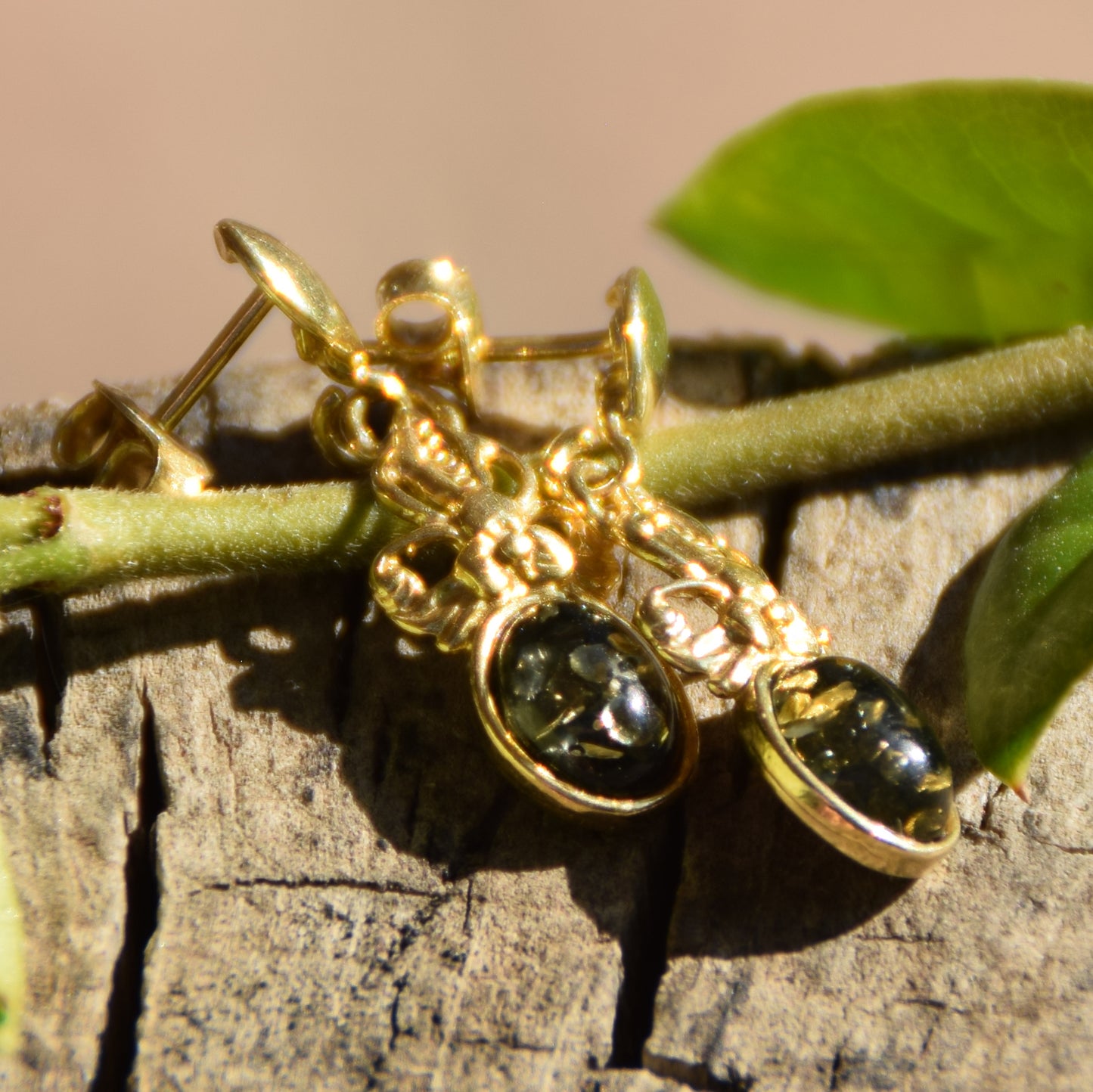 Delicate Victorian-style earrings in natural green amber and 18k gold-plated 925 silver, MJ Baltica, BZK157