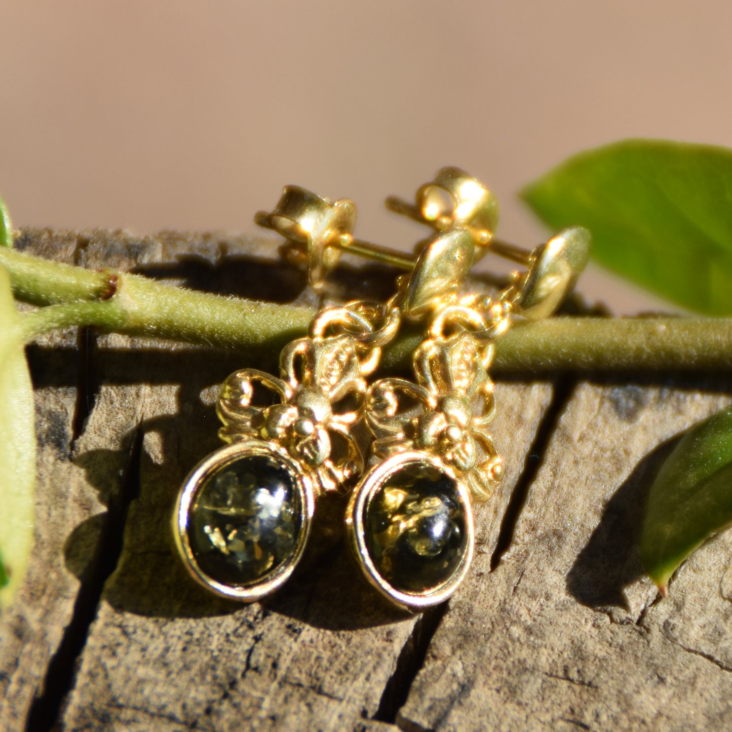 Delicate Victorian-style earrings in natural green amber and 18k gold-plated 925 silver, MJ Baltica, BZK157