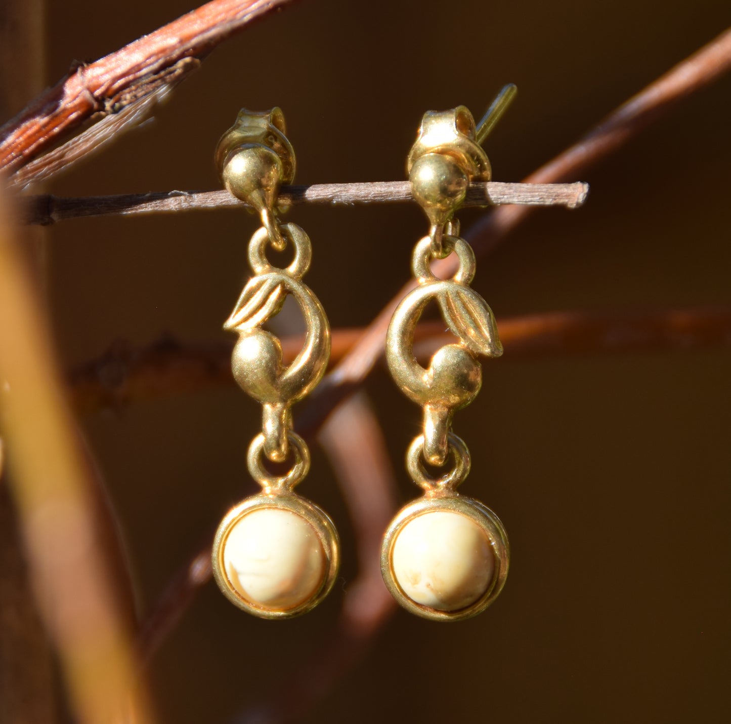 Orecchini pendenti creati con Ambra naturale Baltica e Argento placcato in Oro 18k BZK160